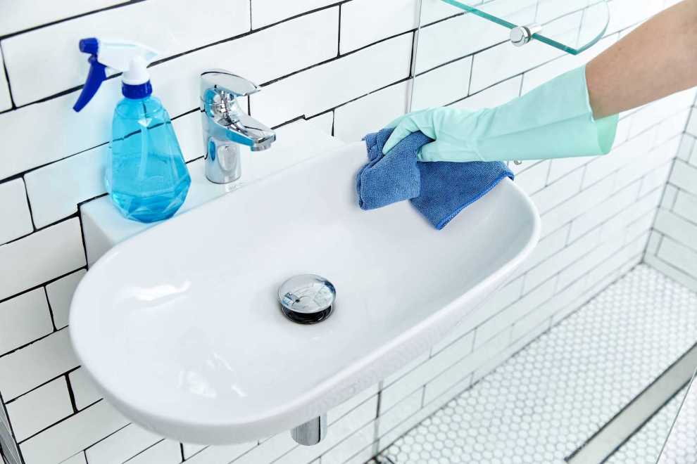 Dùng dầu gội hết hạn vệ sinh bồn rửa mặt