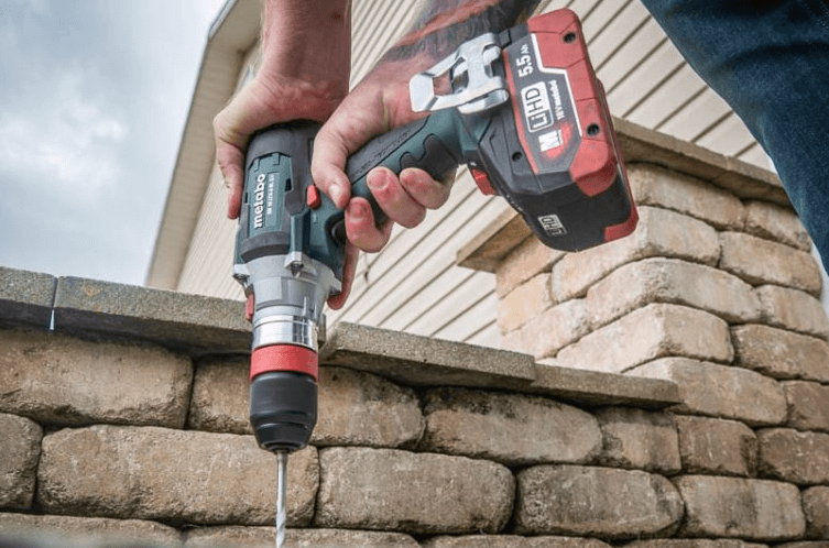 Thay pin kịp thời để giúp máy hoạt động ổn định