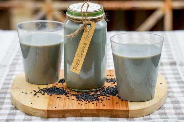 Cách làm sữa mè đen bằng máy xay sinh tố