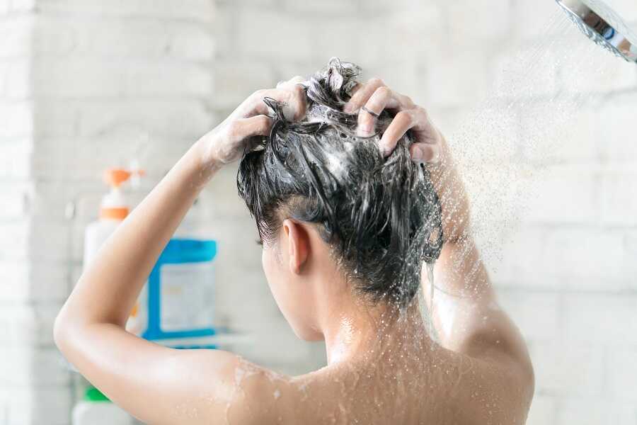 Có nên gội đầu bằng nước ấm