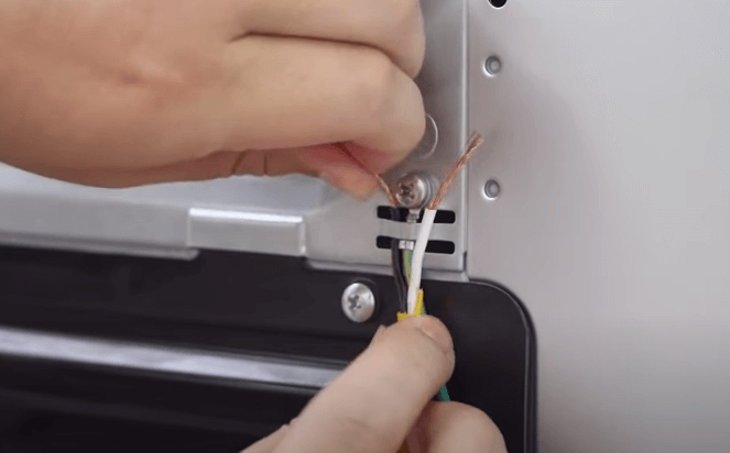 Tìm 1 điểm bằng kim loại trên mặt sau máy giặt để nối đầu dây tiếp địa còn lại