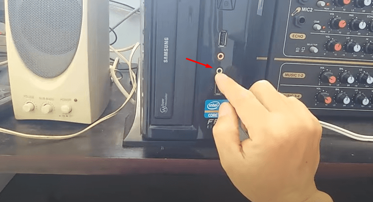 Cắm giắc cắm 3.5 của loa ngoài vào cổng kết nối có hình tai nghe trên CPU