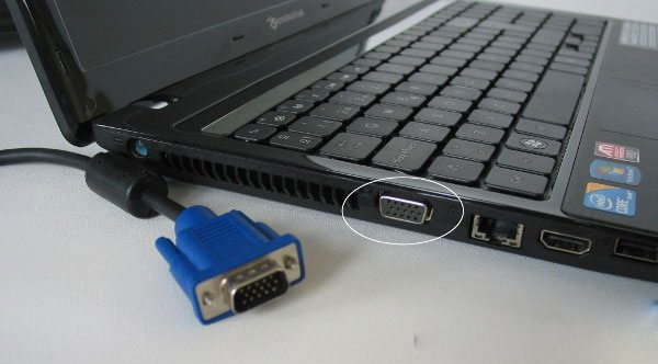 Cách kết nối máy tính với máy chiếu qua cáp VGA