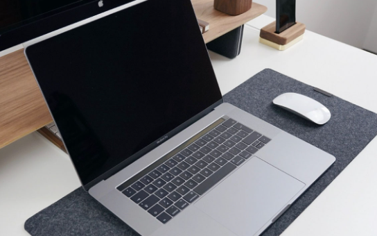 Vì sao khi kết nối chỉ hiển thị nội dung trên màn hình tivi, màn hình MacBook Pro tối đen?