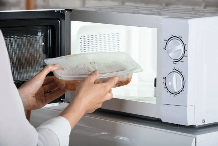 Có nên đậy nắp khi dùng lò vi sóng không?