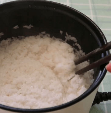 Xới đều cơm cho cơm chín đều