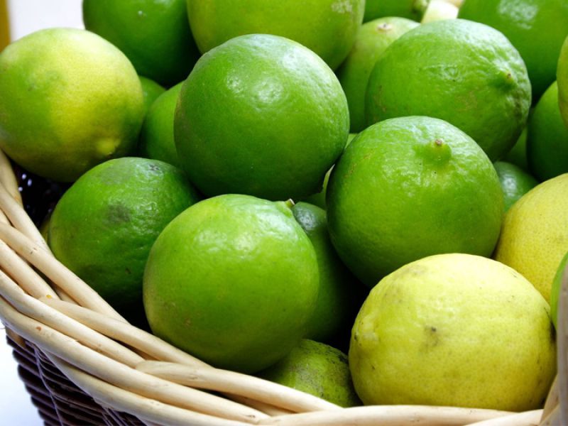 Khử mùi ấm đun nước bằng chanh tươi