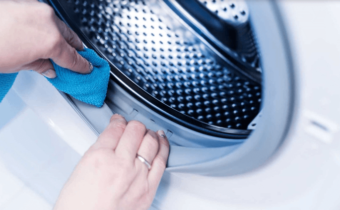 Làm sạch phần gioăng cao su của máy giặt