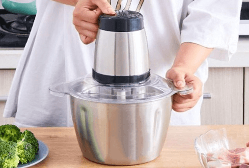 Máy xay thịt bị kẹt do xay quá nhiều nguyên liệu 1 lúc