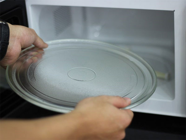 Đĩa quay lò vi sóng có tác dụng gì?