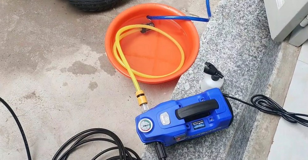 Máy rửa xe bị rò nước là gì?