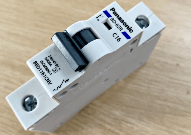 Trang bị cầu dao để phòng tránh rửa xe bị điện giật