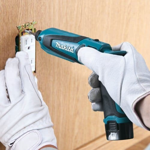 Nên dùng máy bắt vít chuyên dụng để đảm bảo hiệu suất công việc