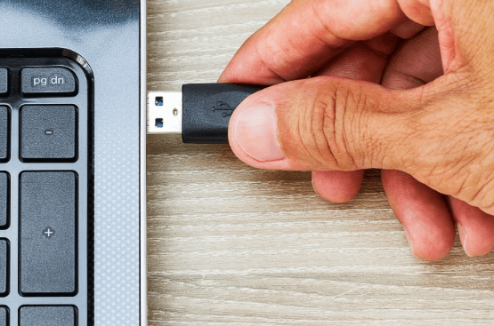 Bạn chỉ cần cắm đầu dây kết nối của bàn phím vào cổng USB trên máy tính