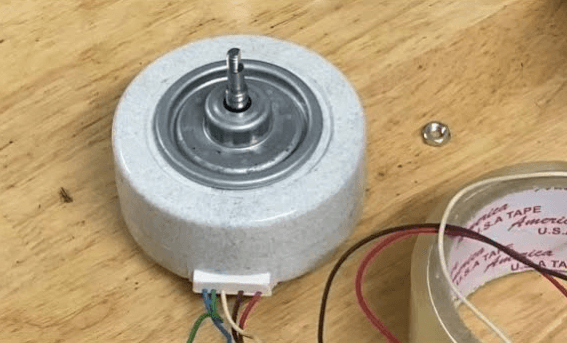 Bạc đạn của motor quạt cục nóng bị vỡ hoặc khô dầu
