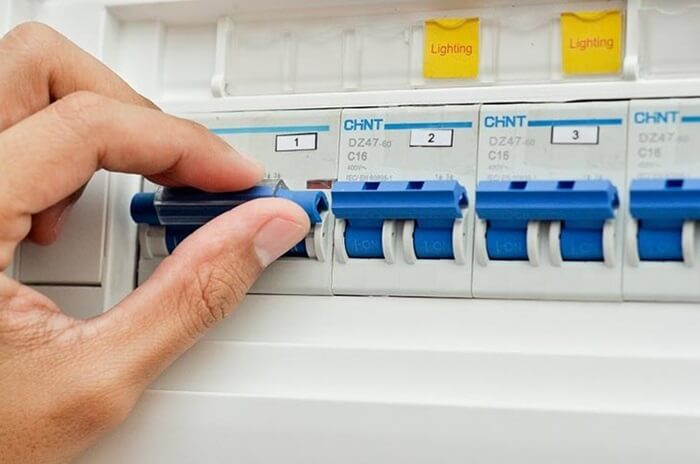 Ngắt aptomat để reset điều hòa