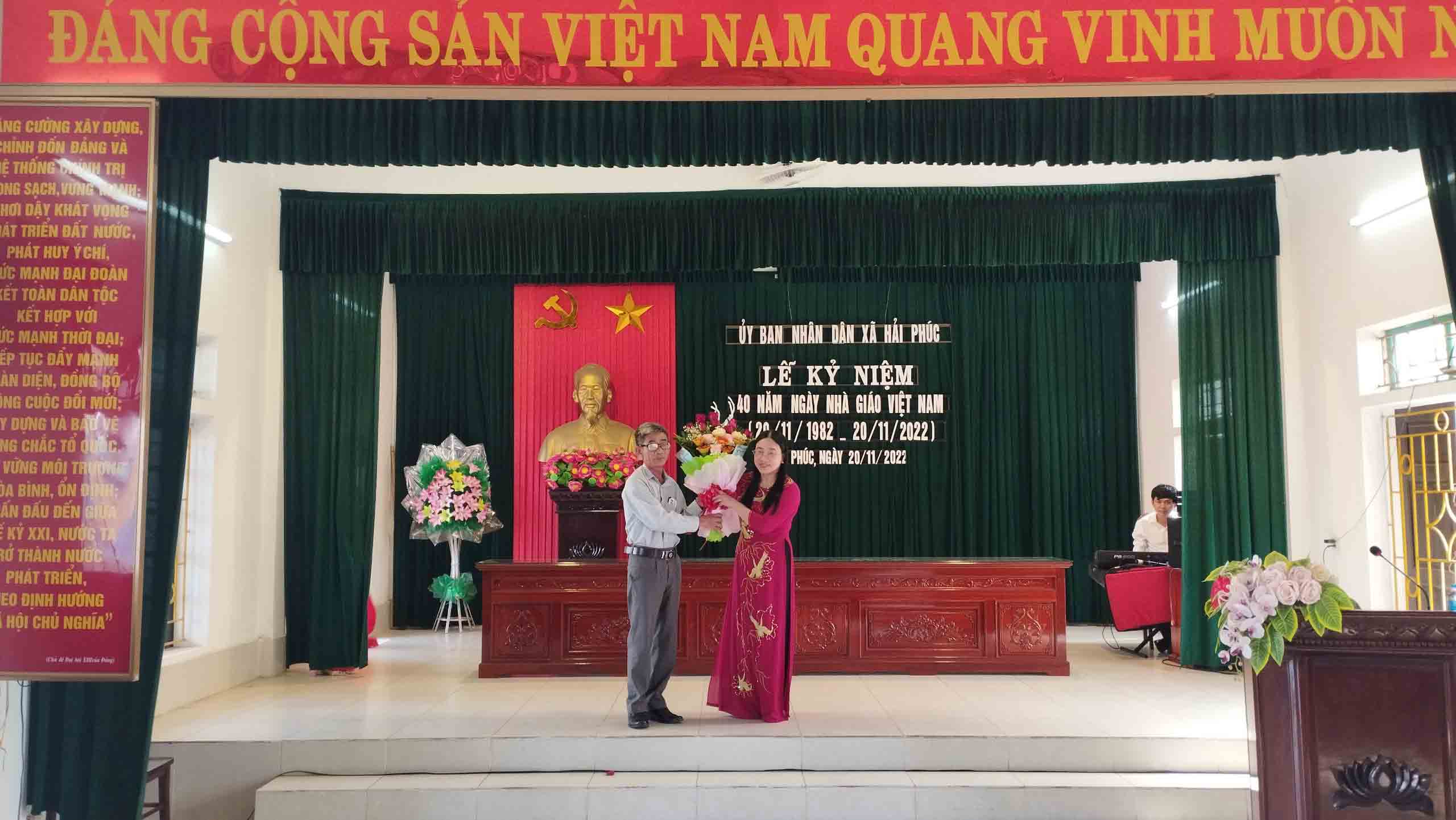 Tặng hoa cho thầy giáo 20/11