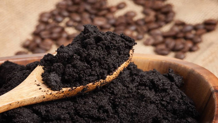 Sử dụng bã chè hay bã cafe để loại mùi nhựa của nồi chiên không dầu