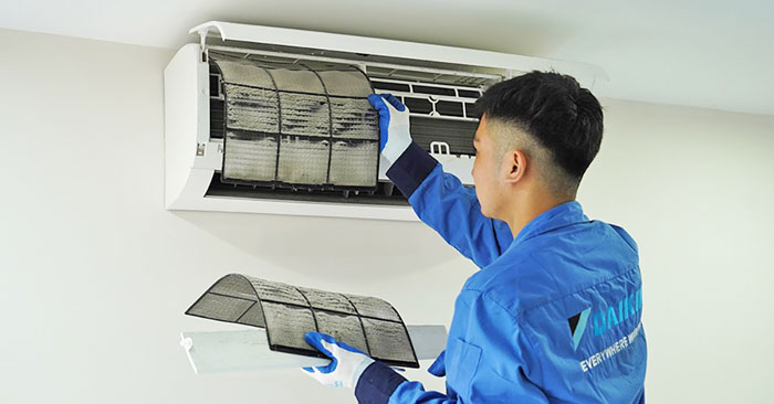 Vệ sinh, lau khô lưới lọc và mặt nạ dàn lạnh.