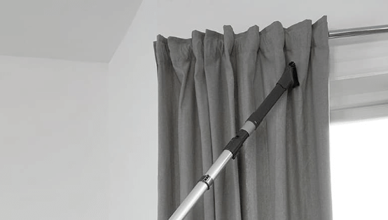 Máy hút bụi nhiều đầu còn đi kèm ống dài để vệ sinh ở trên cao