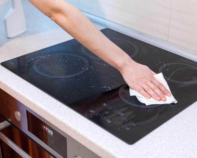 Bếp từ loạn cảm ứng do mặt bếp bị bẩn
