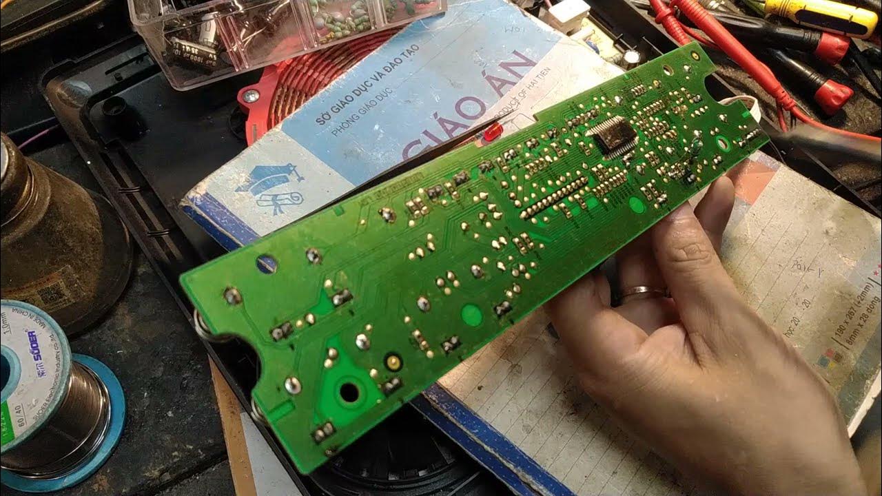Bếp từ bị loạn cảm ứng do bảng điều khiển bị hỏng