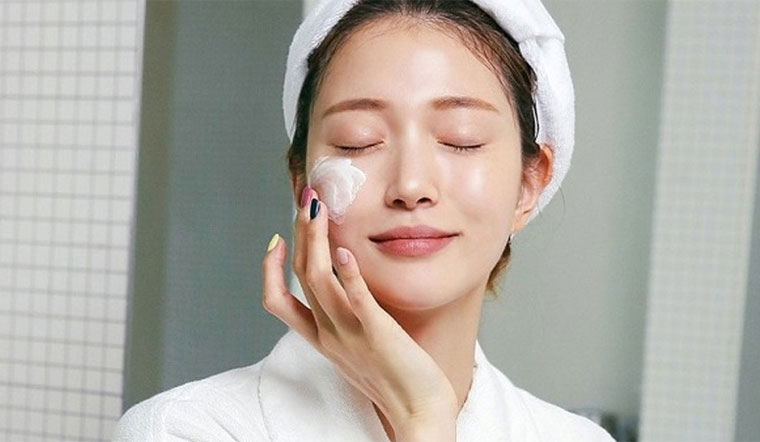 Lưu ý khi dùng quạt sưởi: Thường xuyên cấp ẩm cho làn da
