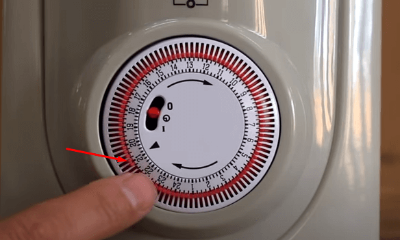 Trên đồng hồ máy sưởi dầu Tiross có tất cả 96 thanh gạt màu đỏ