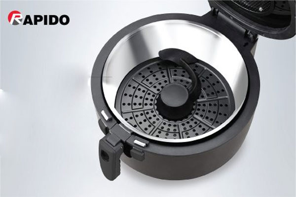 Nồi chiên không dầu Rapido có tính năng lưỡi đảo đồ ăn tiện lợi