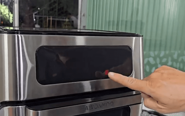 Nhấn vào nút nguồn của nồi chiên không dầu Hawonkoo khoảng 3 giây để bảng điều khiển hiển thị