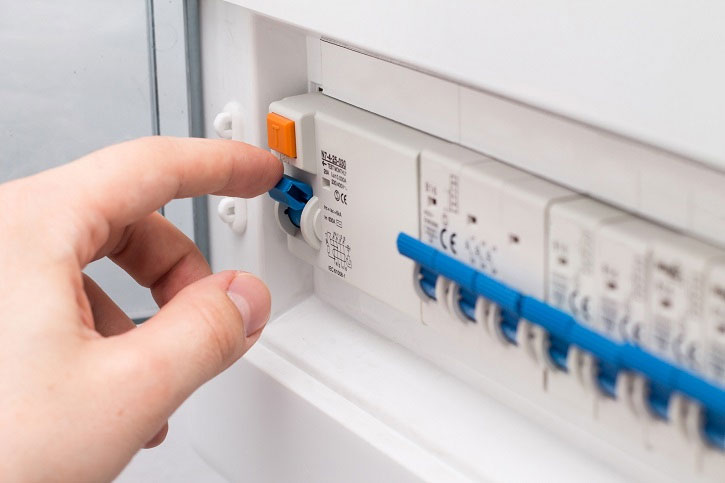 Cách lắp quạt trần trên trần thạch cao - ngắt điện