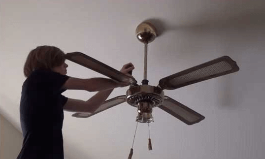 Quạt trần bị kêu hoặc rung lắc do các ốc vít ở móc treo và đệm cao su siết quá chặt