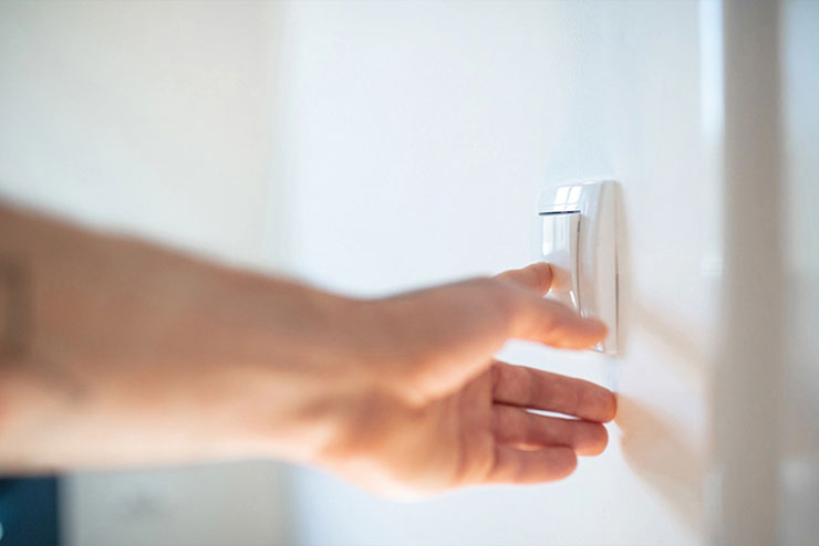 Cách vệ sinh quạt trần cơ bản - ngắt điện