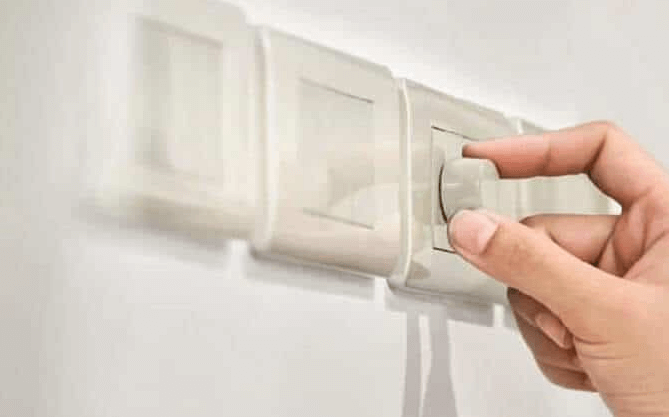 Bạn chỉ cần vặn Dimmer để điều chỉnh tốc độ gió cho quạt trần
