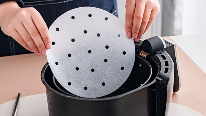 Hướng dẫn dùng giấy nến cho nồi chiên không dầu - Làm nóng nồi và đặt giấy nến vào nồi chiên