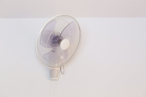 Quạt treo tường loại nào chạy êm nhất?