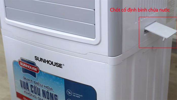 Mở chốt khóa để nhấc bình chứa nước ra khỏi máy