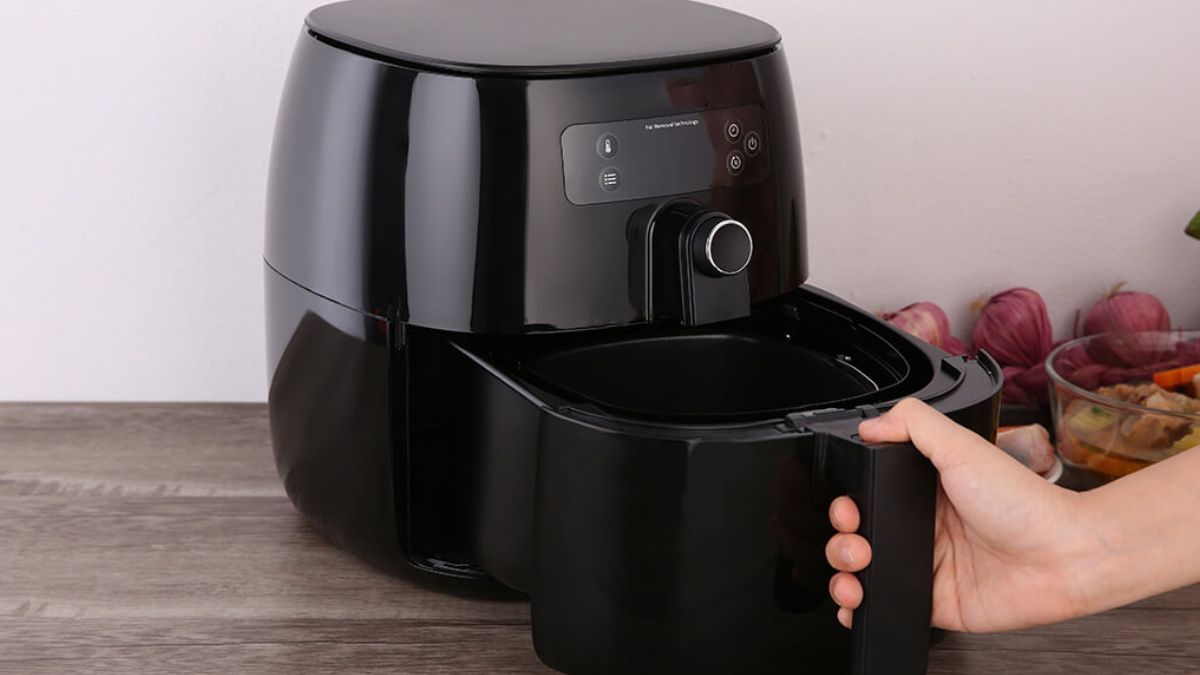 Lắp giỏ chiên/khay chiên vào thân nồi