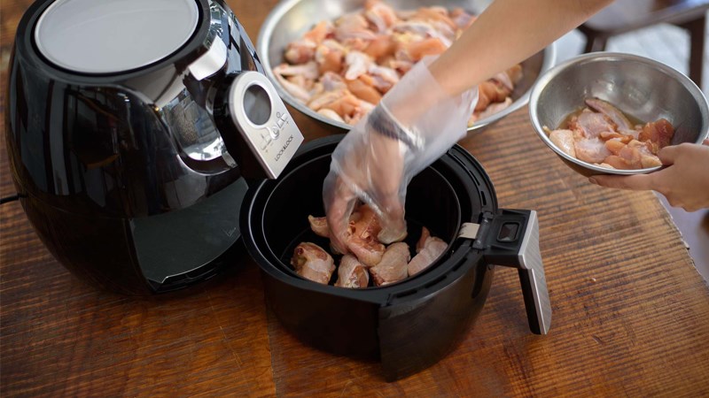 Cho thực phẩm vào trong giỏ chiên/khay chiên