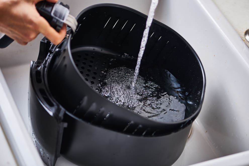 Ngâm rửa lòng nồi với nước ấm, nước rửa chén bát pha loãng
