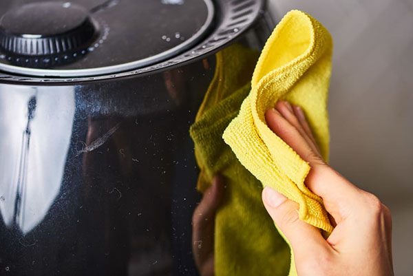 Lau sạch vỏ ngoài của nồi chiên