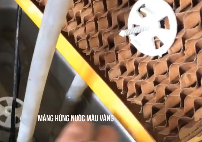 Vệ sinh tấm làm mát, lắp đặt máng hứng nước cho tấm làm mát