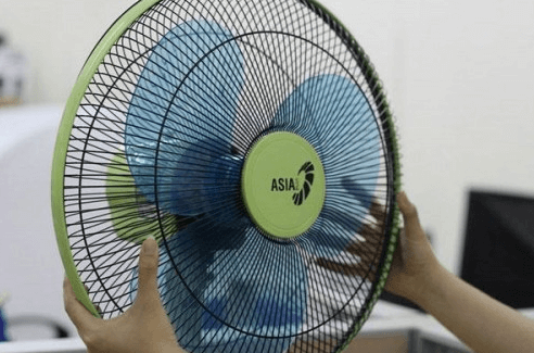 Quạt bị kêu khi quay do lắp ráp cánh quạt chưa đúng cách