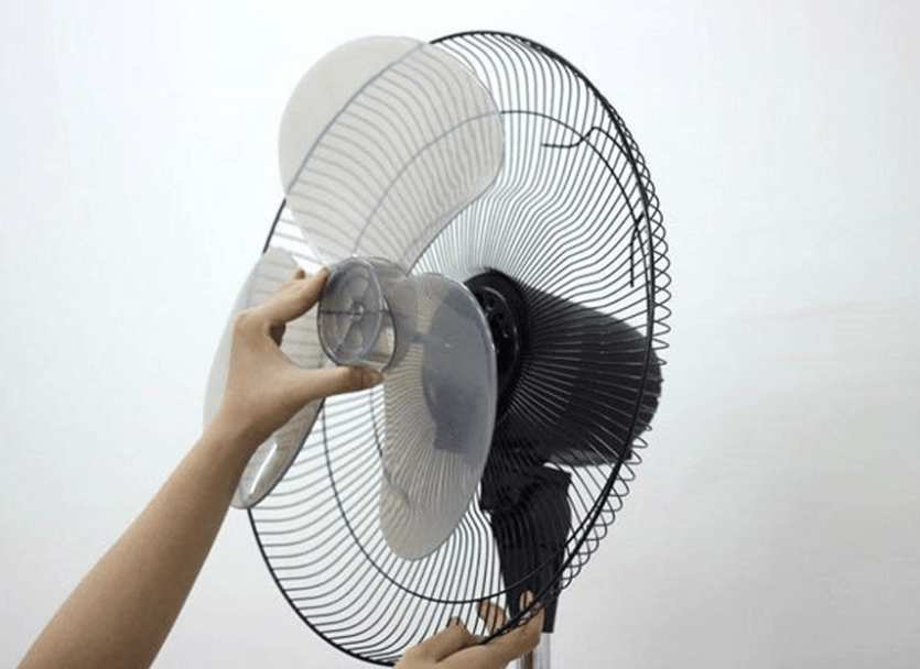 Quạt bị kêu rè rè do cánh quạt không cân hoặc bị biến dạng