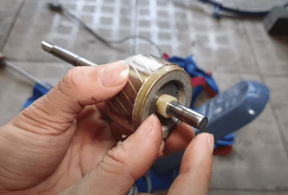 Trục quạt bị mòn gây ra tiếng kêu két két khi quạt quay