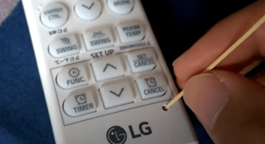 Dùng tăm hoặc que chọc sim điện thoại nhấn vào lỗ reset trên điều khiển điều hòa