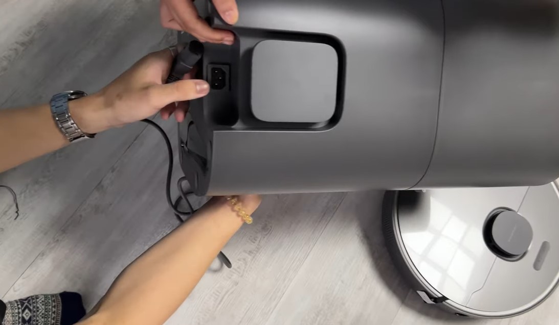 Cắm điện vào dock sạc
