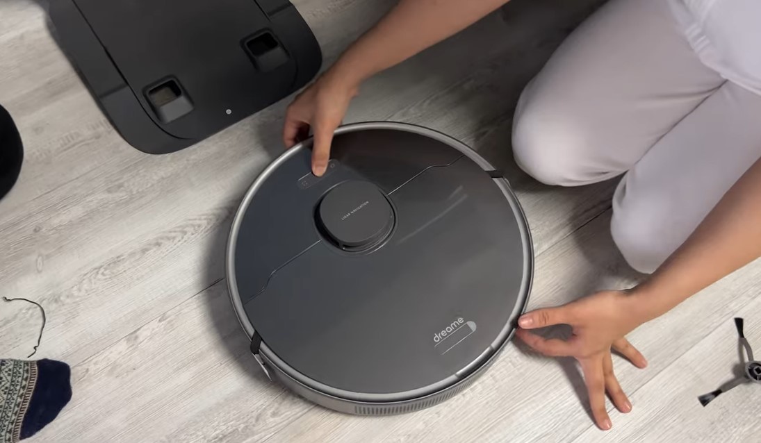 Bật nguồn con robot