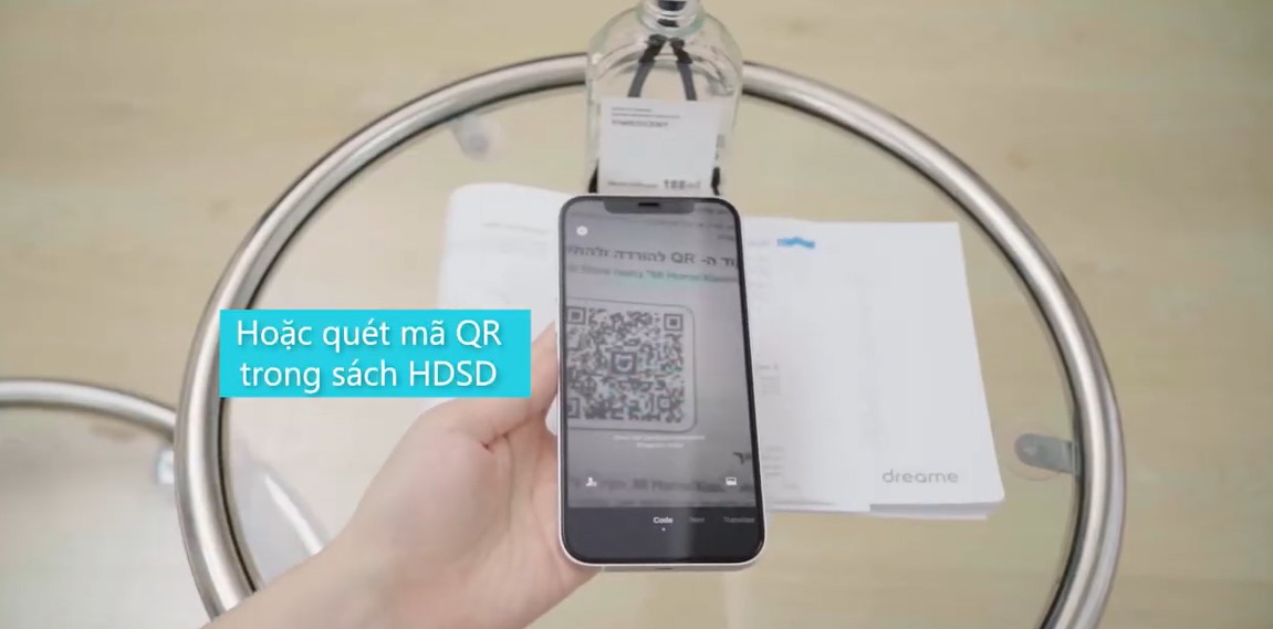 Quét mã QR trên sách hướng dẫn