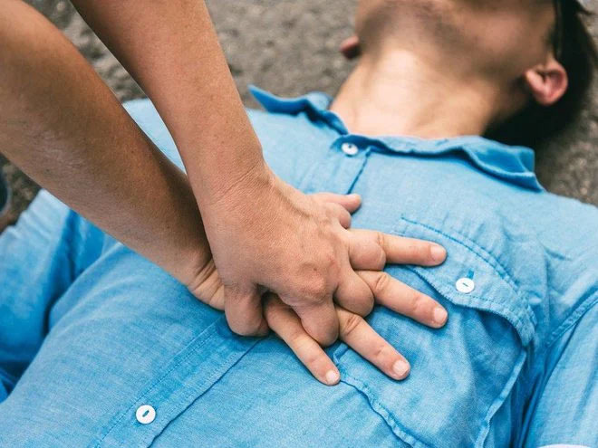 Tiến hành hô hấp nhân tạo, ấn tim
